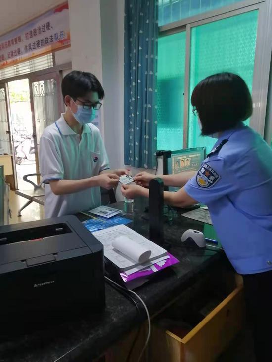 霞山分局解放派出所民警给考生补办临时身份证