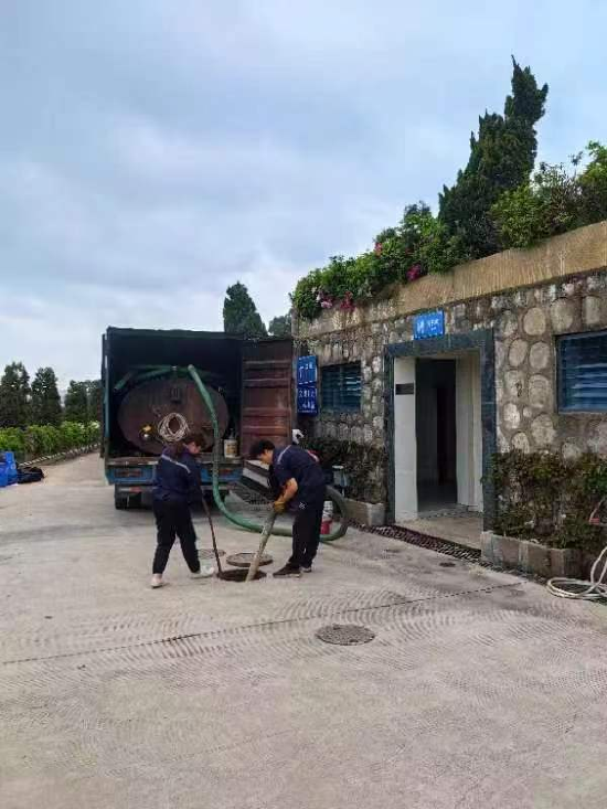 飞鹅墓园提前清理化粪池，为群众服务