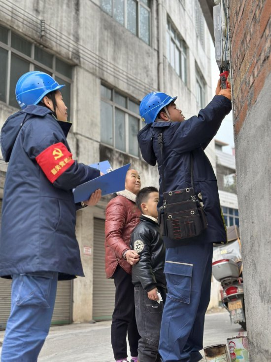 1月26日，南方电网广东韶关乐昌供电局党员服务队为用户做用电检查。刘君华 摄