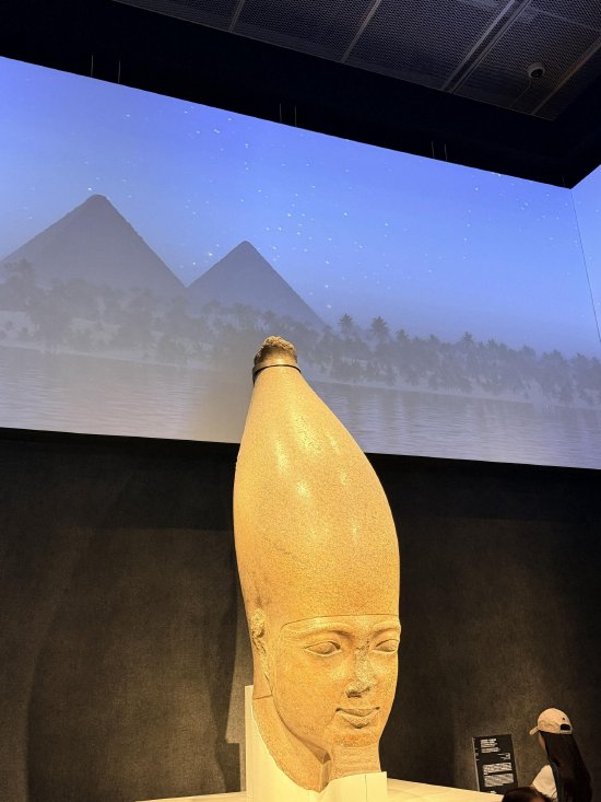 辛努塞爾特一世巨像頭部（被拉美西斯二世挪用）