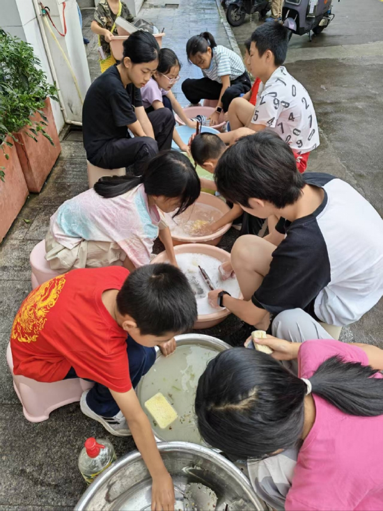 小朋友在“薛家村”洗碗
