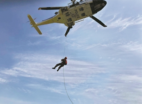 队员们在空中进行救援演练.