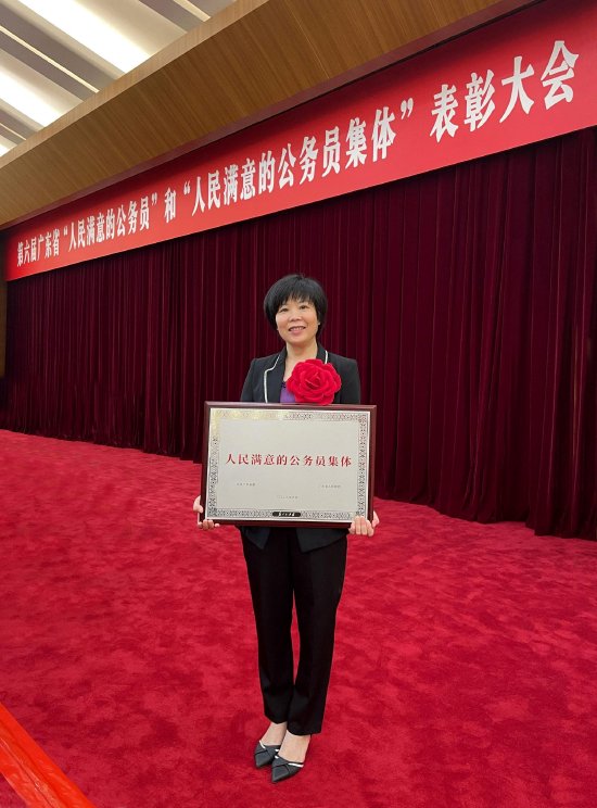 图为英红镇党委书记黄锦桥代表镇党委领奖后在颁奖现场留影