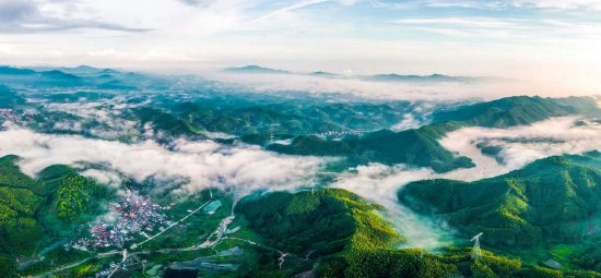 图:皂幕山林木幽深,苍翠深邃,流云如纱般缠绕其中,构成佛山一大胜景“皂幕凌云”。