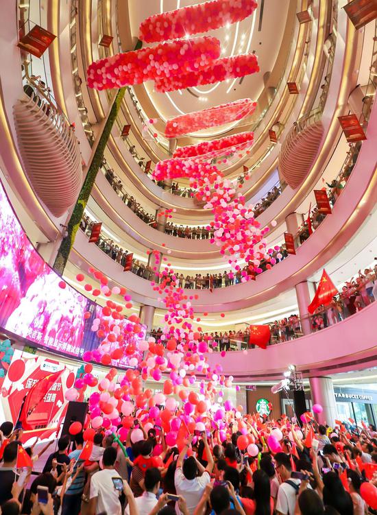 全场气氛高潮,商场下起气球雨