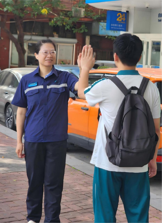杨小凤为孩子高考鼓劲加油