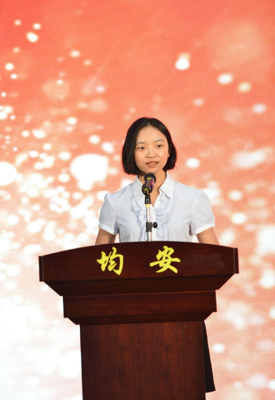 新教师代表欧阳晓珊老师发表入职感言
