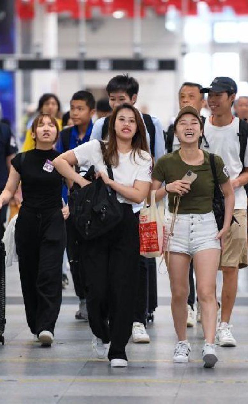  Shenzhen Bay Port set a new high in the number of people entering and leaving the country on a single day this year during the Double Festival holiday