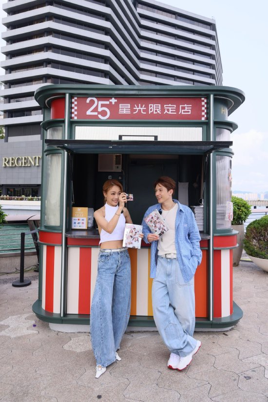 　　祖儿和 Kenny 充当限定星级导赏员，向途人“大 sell”纪念品，祖儿遇到内地粉丝围观更开玩笑表示杂志是现在最火的必买手信。Kenny 向粉丝透露有自己的绝密采访，更藏有一张“福利照”。