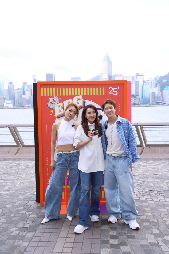 霍汶希、容祖儿及关智斌于尖沙咀星光大道为‘EEG 25+限定展’揭开序幕