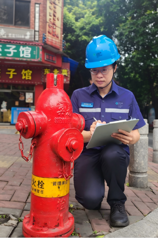 高考期间杨小凤巡查供水设施