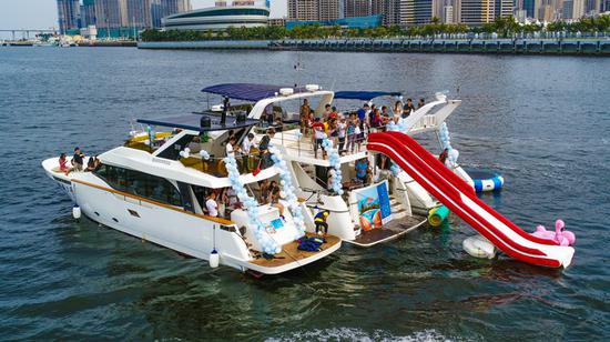 邦威游艇举办湛江首届海上豪华游艇主题派对