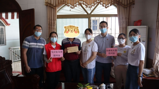 为退伍军人送上慰问金和物资