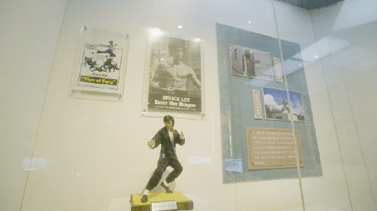 李小龙展柜