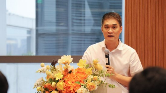 区委宣传部常务副部长、区文化广电旅游体育局局长黄宇恒发言