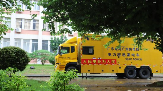 9月6日,徐闻县政府应急中心在徐闻县实验中学设置临时安置点,安置滞留过海司机及旅客。湛江供电局调派一台500千瓦应急发电车及2名保供电人员进驻徐闻县应急安置点徐闻实验中学,已对接校方现场勘察现场配电房接入点,在配电房接入发电车电源,保障安置点滞留司机、旅客等正常用电。(吴美芬、邓婷婷摄)