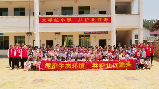 组织开展“保护生态环境，共护北江源头”公益环保志愿服务进校园活动。