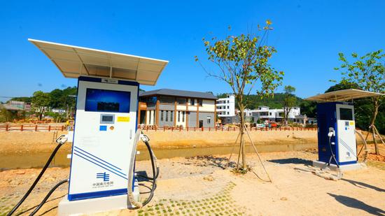 南方电网广东清远供电局在连樟村线建设的充电桩.易贵将 摄