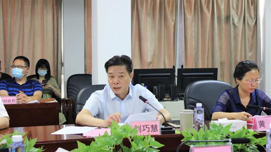 惠州 正文  惠州市民政局局长刘巧慧介绍,通过实施"双百工程",主要是