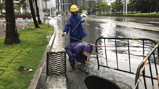 市城综局应急抢险队伍全力抢险中