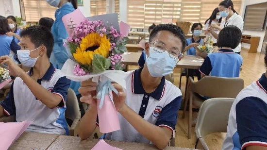 学生开心的拿着成品