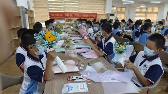 学生在制作花束
