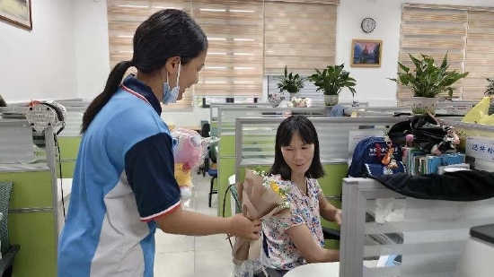 学生把礼花送给老师
