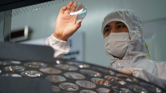 蔡司光学广州每天要根据全球各国客户订单进行产品订制化生产。