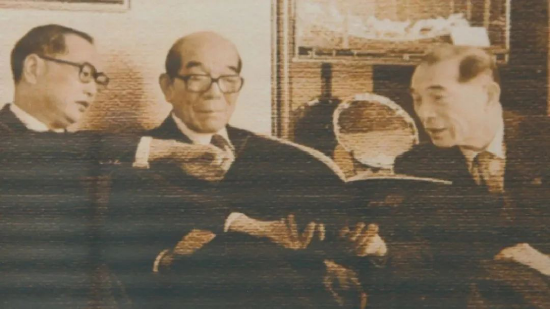 永亨银行创始人冯尧敬先生(中),冯尧臻先生(右一)