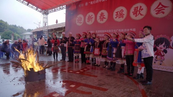 春节前夕，广东省乳源瑶族自治县雕子塘村举办迎新春瑶歌会。 吴世韶 摄