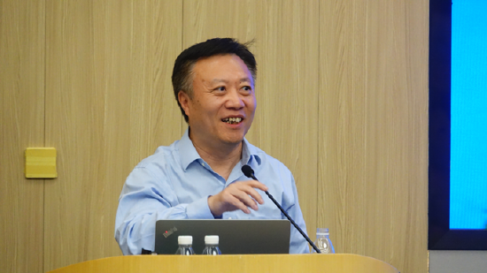 张华深圳大学教育学部党委书记,教授李臣就"基础教育课程高质量实施