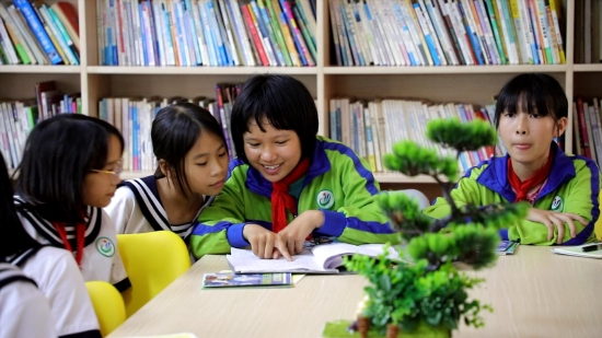 　　4月20日，湛江市徐闻县角尾乡中心小学仕寮分校的学生在“南网知行书屋”阅读“蓝公益”志愿服务队志愿者带来的课外书。（吴美芬 摄）