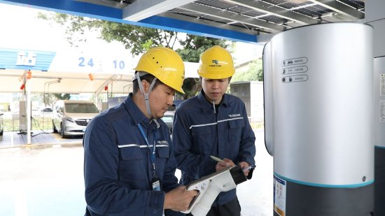 南方电网广东广州海珠供电局工作人员对琶洲多元智能超充站进行特巡特维，保障充电设施高质量运行。
