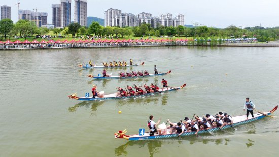 广州黄埔:“穗城源”第三届九龙湖龙舟邀请赛举行。图:李剑锋