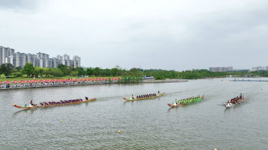广州黄埔:“穗城源”第三届九龙湖龙舟邀请赛举行。图:李剑锋