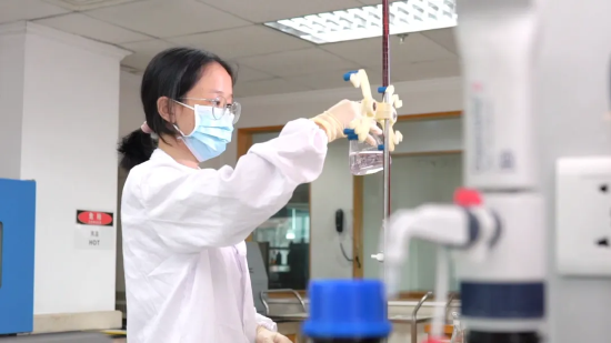 工作人员开展水质检测