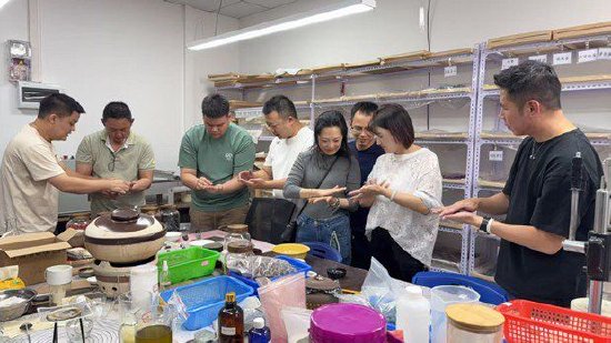 图为：唐小玲在非遗工坊为社会提供冷凝香文化溯源与传承服务