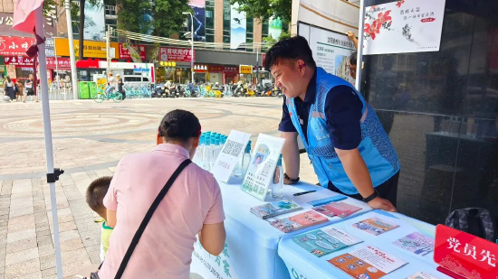 用户在服务点咨询施工情况