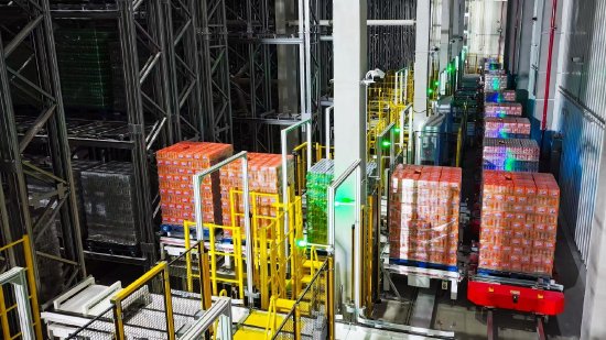 全自动智能立体仓库，高效完成产品仓储转运作业 陈栋 摄