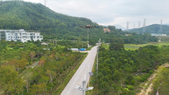 项目建设过程中运用大型无人机牵引架设导线，减少使用牵引设备，保护了周边的植被。