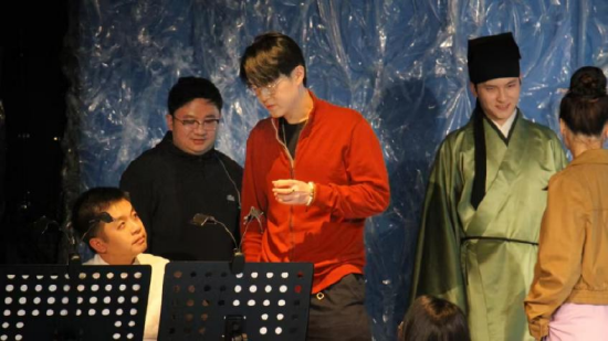 导演&编剧邱景亮在剧场