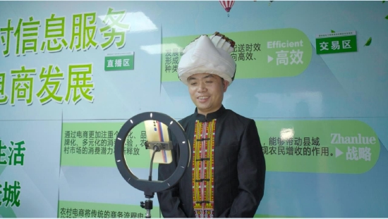 广东省乳源瑶族自治县返乡青年肖建华通过网络直播销售农产品。 吴世韶 摄