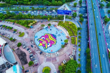 图:从高空俯瞰,BNS篮球公园中央的“醒狮”涂鸦形象格外显眼。