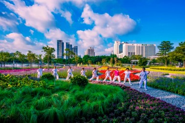 图:市民在城市绿景中安居乐业。