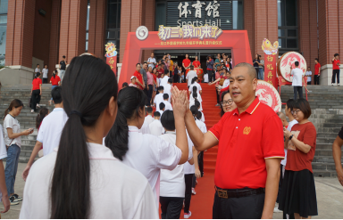 吴导(右)