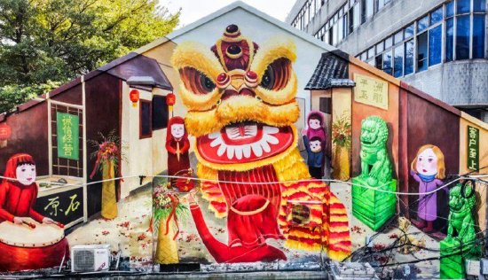 图:平洲玉器街大门墙绘。