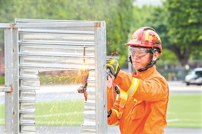 佛山消防员谌国刚20年参与抢险救援3000余次