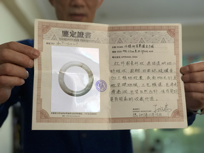 3万元的鉴定证书.信息时报记者 陈子垤 摄 事主:有人看中古董骗钱