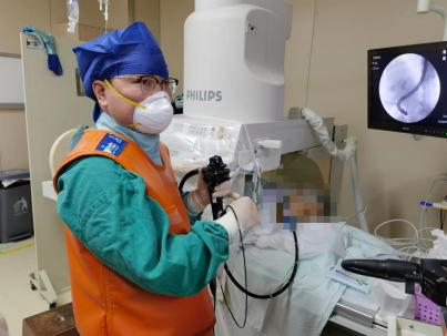 医生通过仪器查看病情