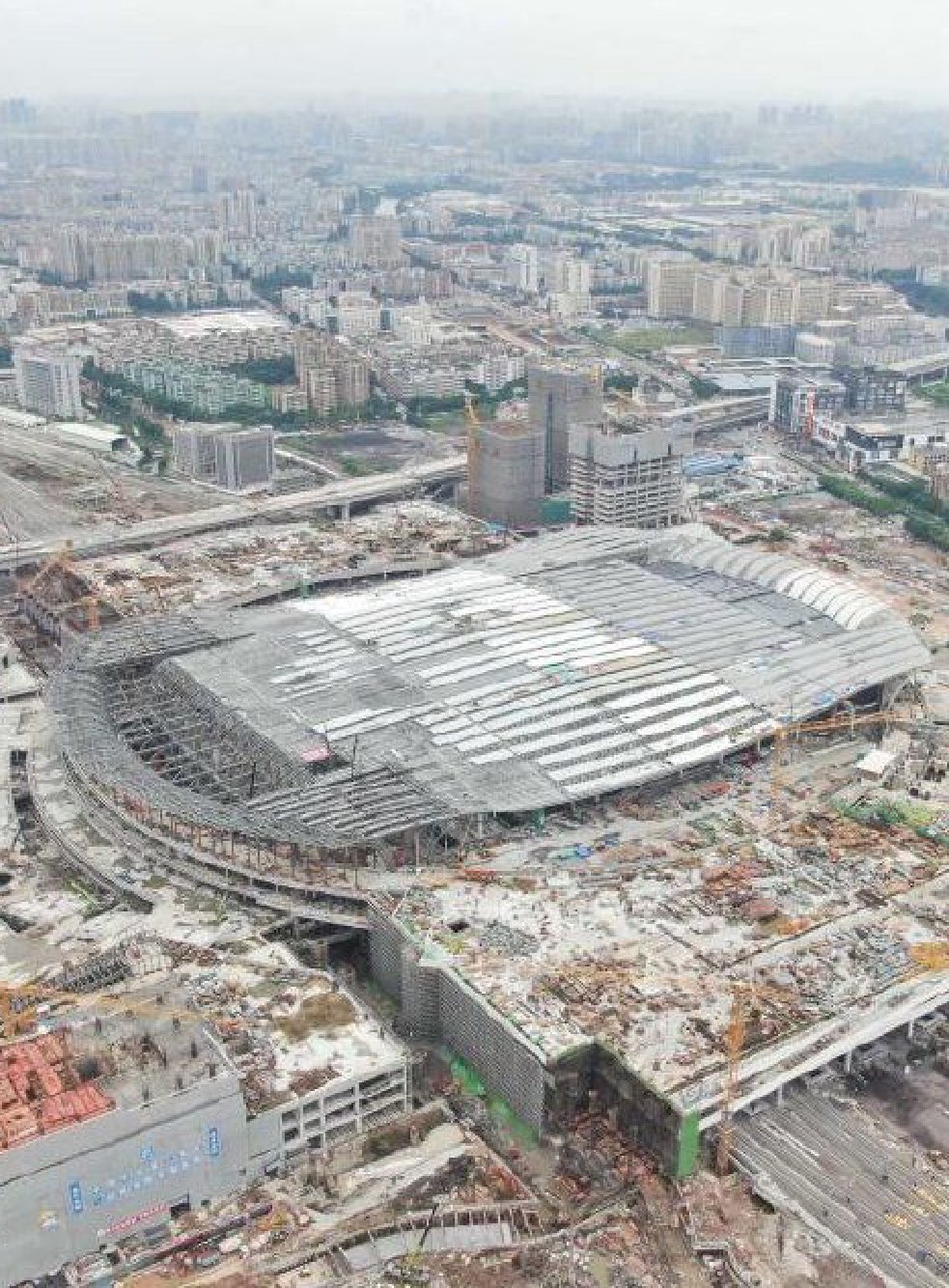 廣州白云火車(chē)站全面封頂 進(jìn)入室內(nèi)外裝飾裝修階段